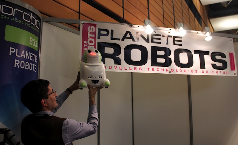 Le robot Papero de NEC devant le stand Planète Robots