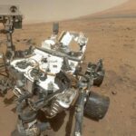 Le robot Curiosity se prenant en photo lui-même, sur Mars, grâce à son bras téléscopique.