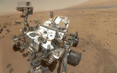 Le robot Curiosity se prenant en photo lui-même, sur Mars, grâce à son bras téléscopique.