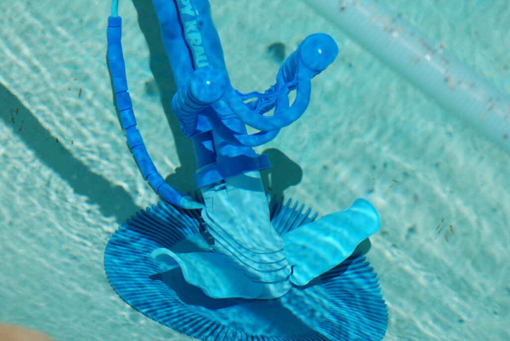 Des robots de nettoyage de piscines Kreepy Krauly sont toujours utilisés aujourd'hui - Wikimedia Commons