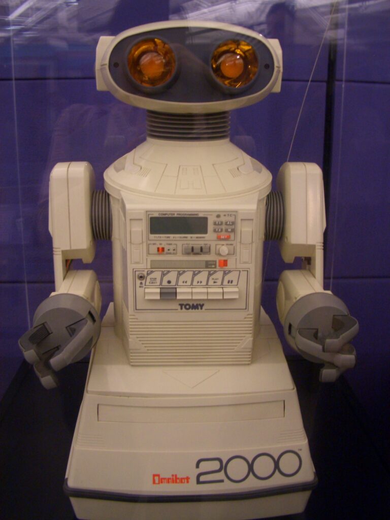 L'Omnibot de Tomy étaient programmable dés les années 80 - Wikimedia Commons