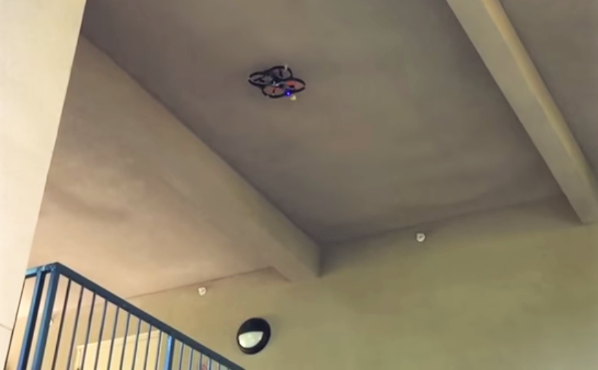 Les drones s’accrochent au plafond !