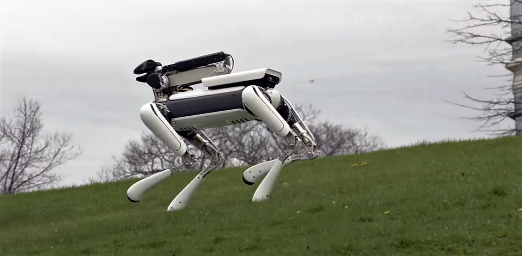 On voit les efforts de Boston Dynamics pour améliorer le visuel de ce robot !