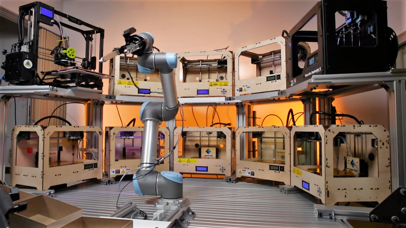 Un bras robotisé capable de gérer plusieurs imprimantes 3D