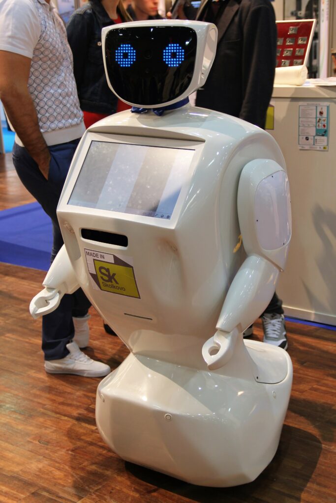 Promobot en balade dans les allées d'Innorobo