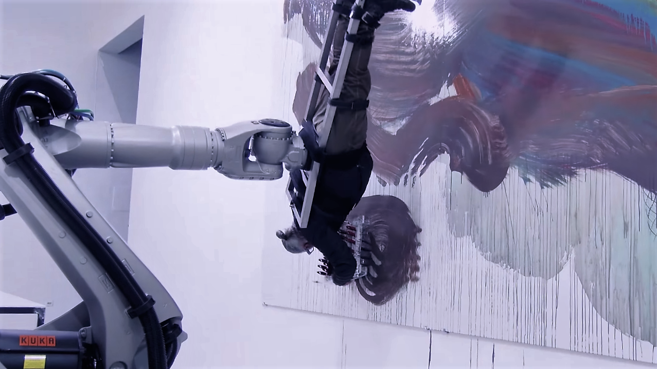 Un artiste et un robot font “corps” pour peindre