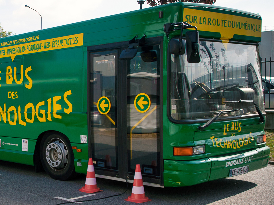 Un bus des technologies pour agir contre les déserts numériques