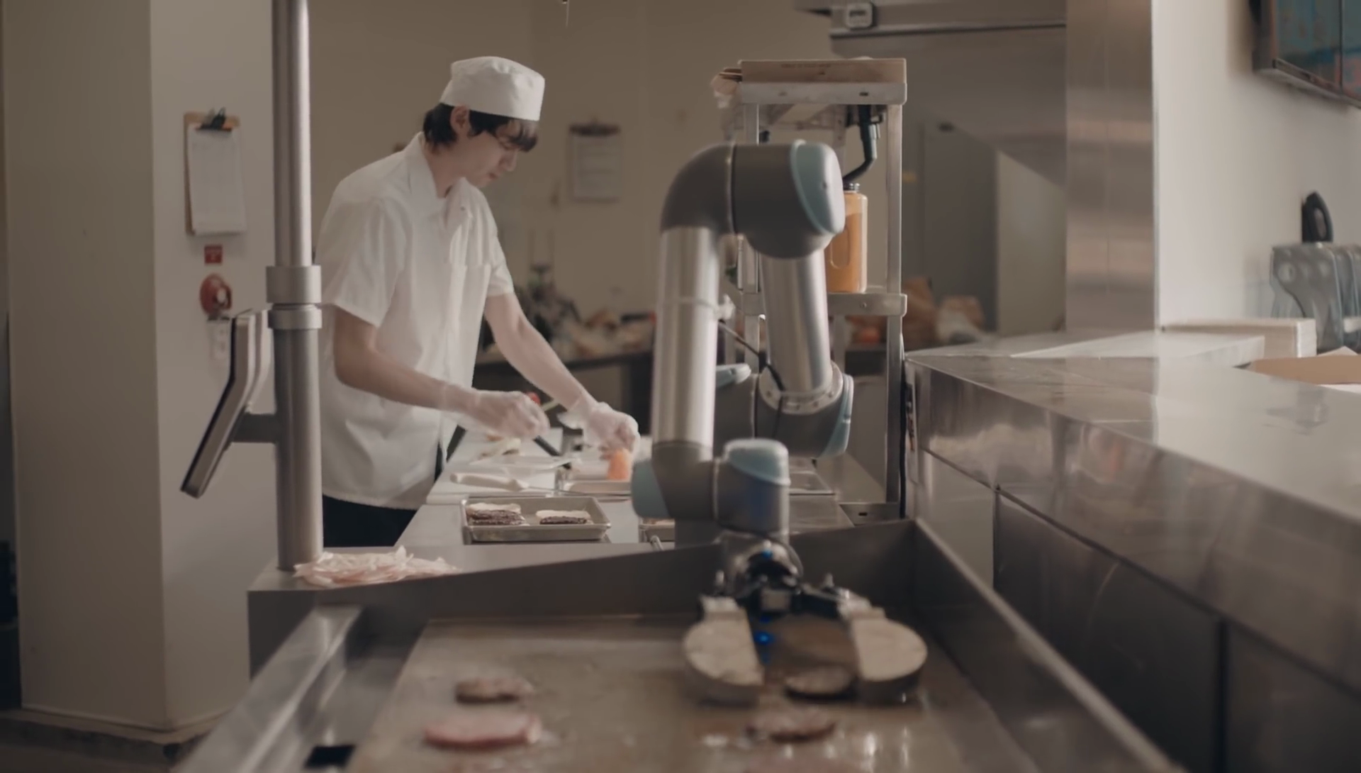 Un robot préparateur de hamburgers