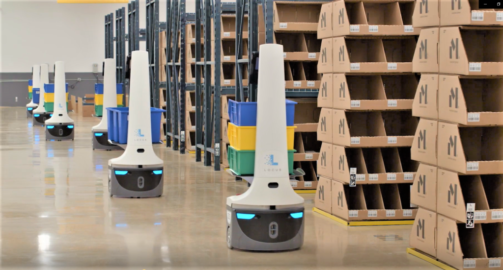 Les robots AMR de Locus Robotics transportant des containers dans un entrepôt