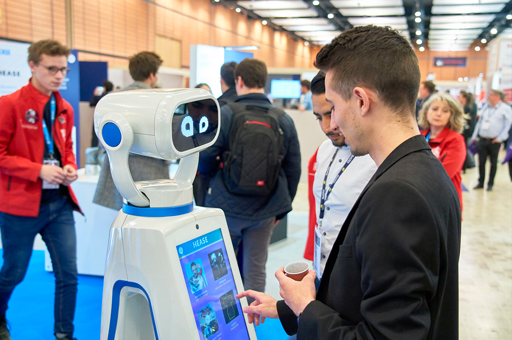 Un robot compagnon au salon SIDO