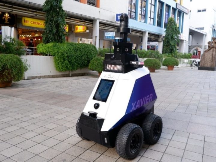 Des robots policiers dans les rues de Singapour