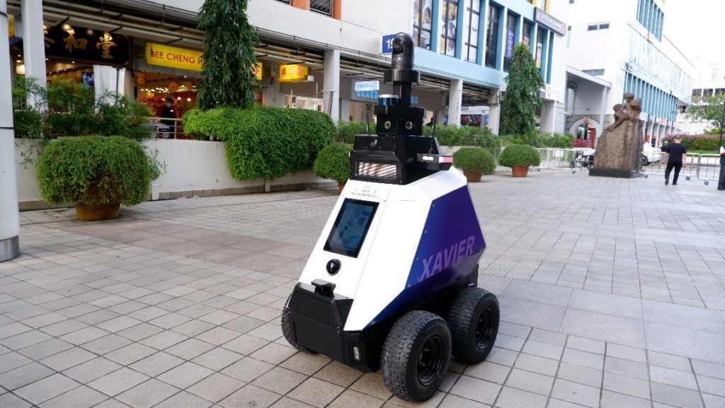 Le robot policier Xavier dans les rues de Tao Payoh Central