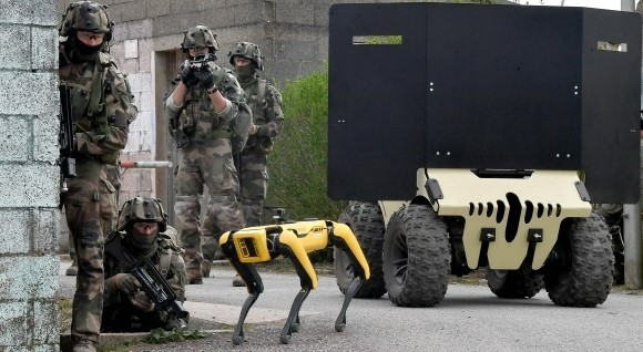 Des militaires en patrouille en compagnie du robot Spot de Boston Dynamics.