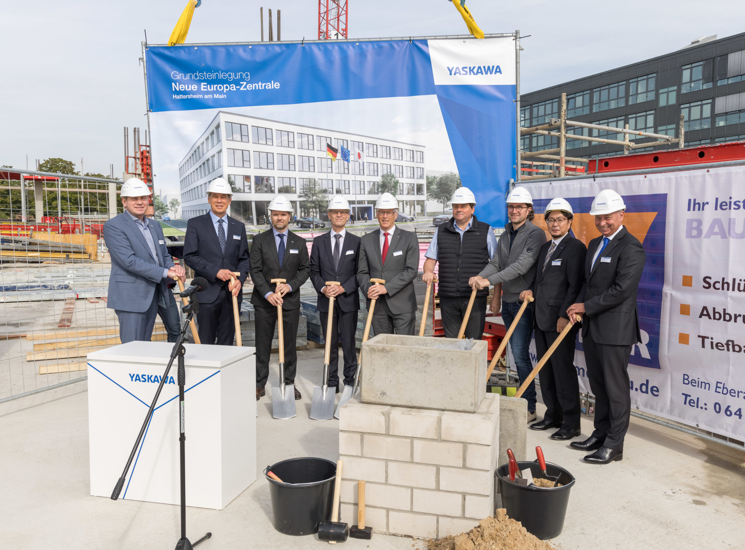 L'ensemble des partenaires de Yaskawa lors de la pose de la première pierre.