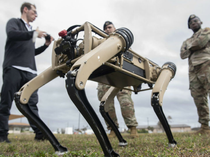 Spur, le premier robot chien armé d’un fusil d’assaut