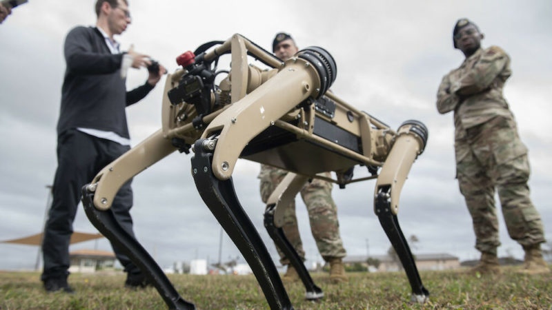 Spur, le premier robot chien armé d’un fusil d’assaut