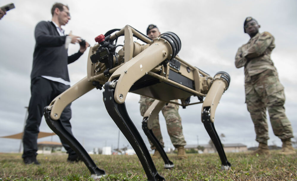 Spur, le premier robot chien armé d’un fusil d’assaut