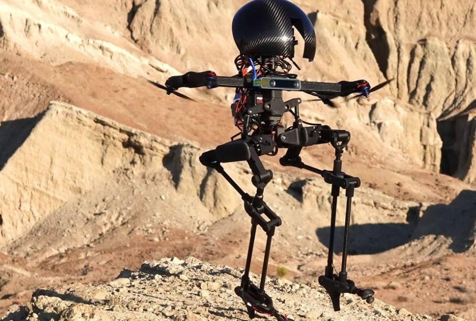 Le robot LEONARDO en station de marche.