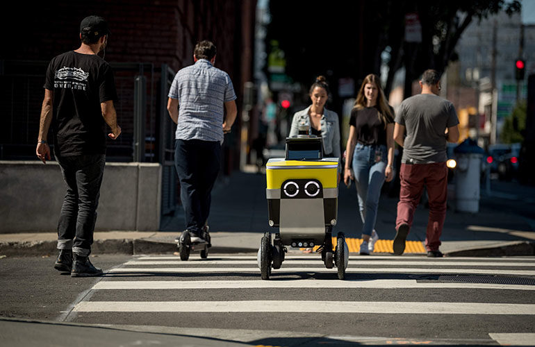 Le robot Serve effectue une livraison à Los Angeles.