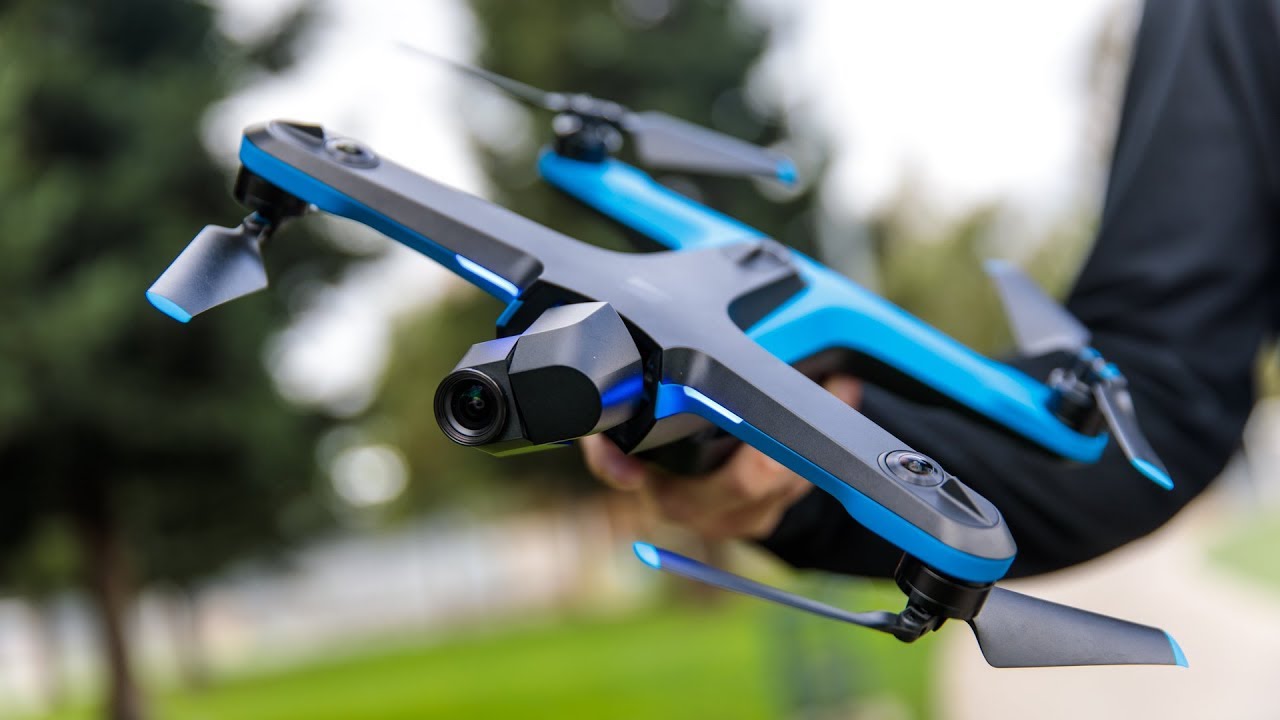 Un drone Skydio dans la main d'un utilisateur