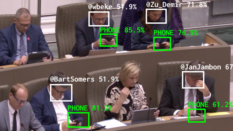 Une IA débusque les parlementaires distraits par leur smartphone