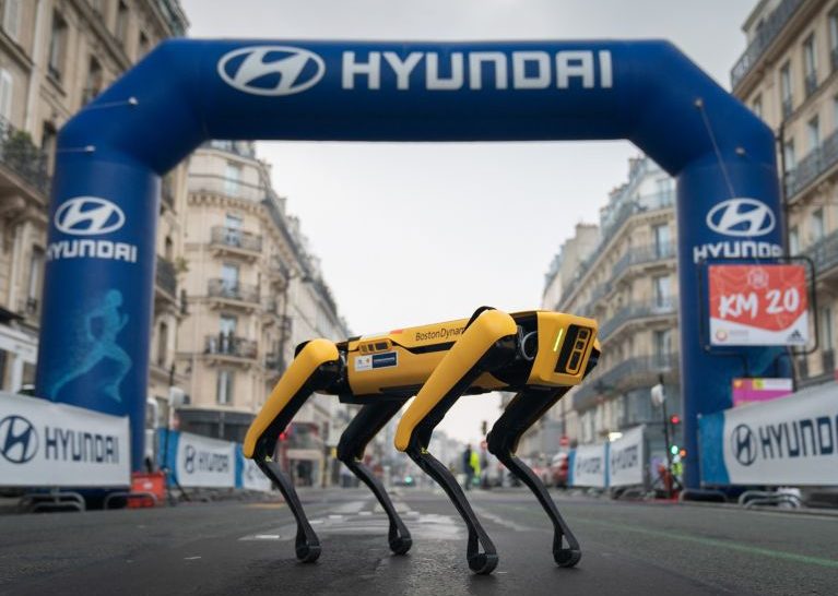 Le robot Spot présent à Paris à l’occasion du semi-marathon