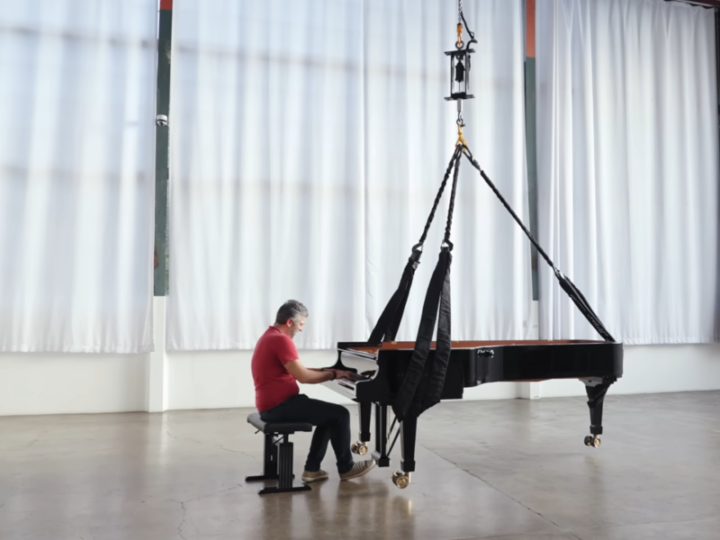 La jambe du robot Optimus de Tesla soulève un piano