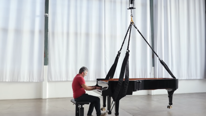 La jambe du robot Optimus de Tesla soulève un piano