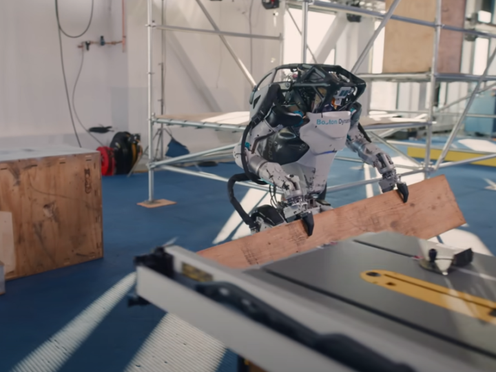 Le robot Atlas de Boston Dynamics montre ses capacités sur un chantier
