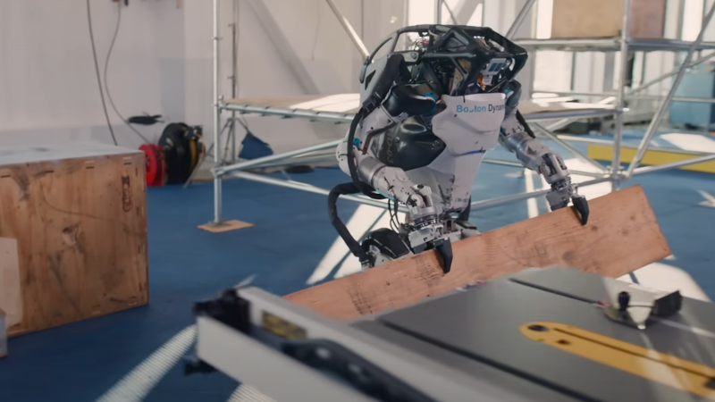 Le robot Atlas de Boston Dynamics montre ses capacités sur un chantier