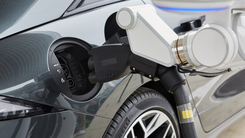 Hyundai dévoile son nouveau robot de recharge automatique pour véhicules électriques